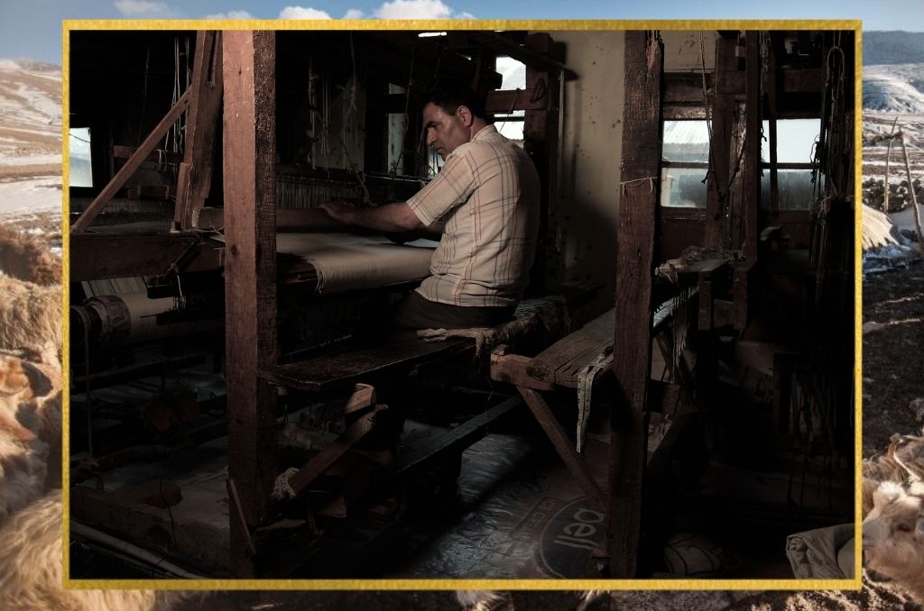 weaving Pashmina shawls