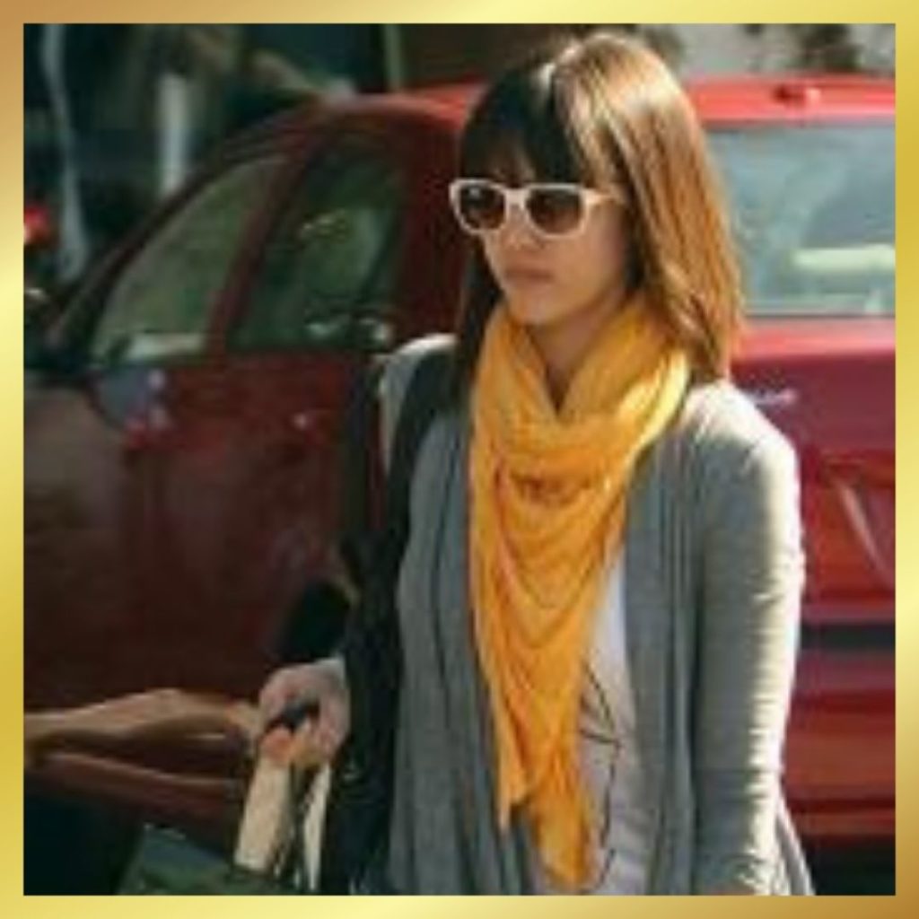 Jessica Alba in cashmere wrap