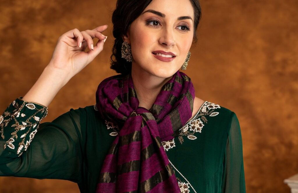 Knot up the cashmere scarf